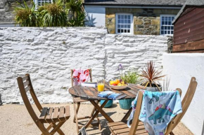 Palms 2 - Central, 5 mins walk to beach + parking!